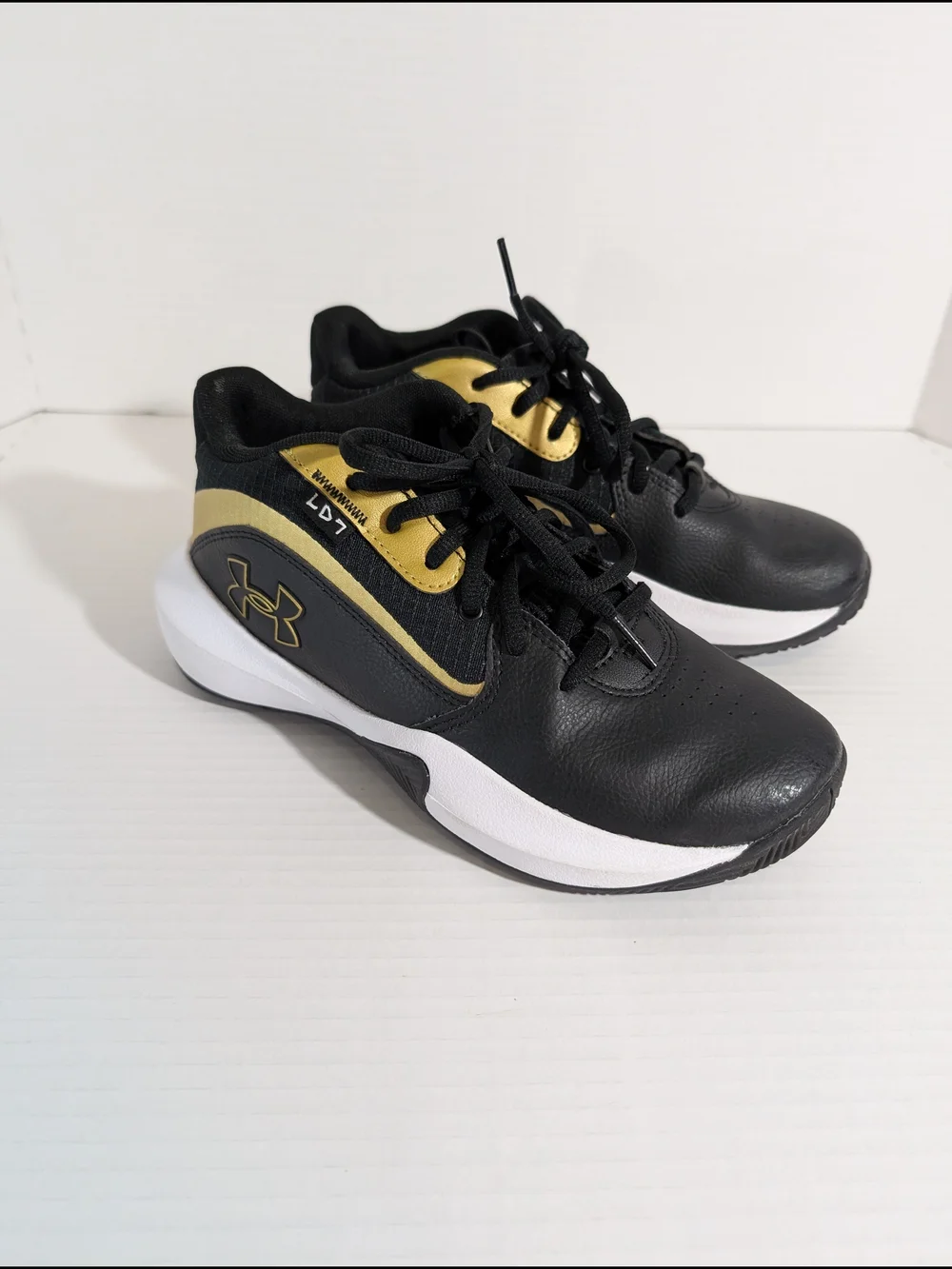 Under Armour Youth 5.5Y Basketball Shoes Black Gold 3028513-001 New No Box